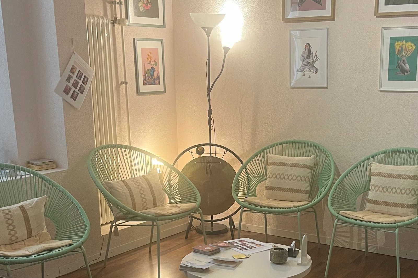 La salle d'attente du cabinet Espace Equilibrio : fauteuils vert d'eau, gong et lumière chaude