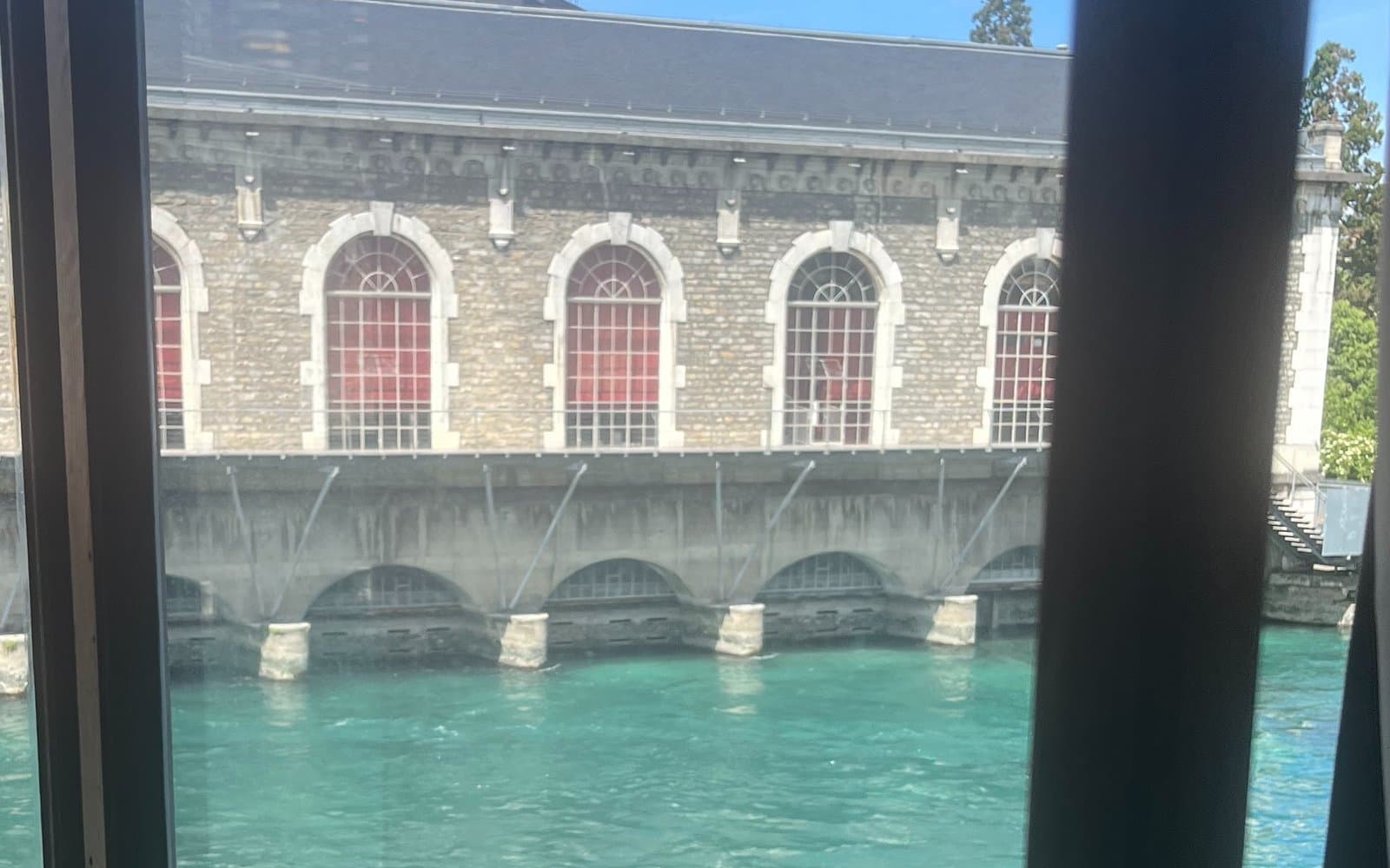 Le Rhône et le Bâtiment des Forces Motrices vus depuis une fenêtre du cabinet