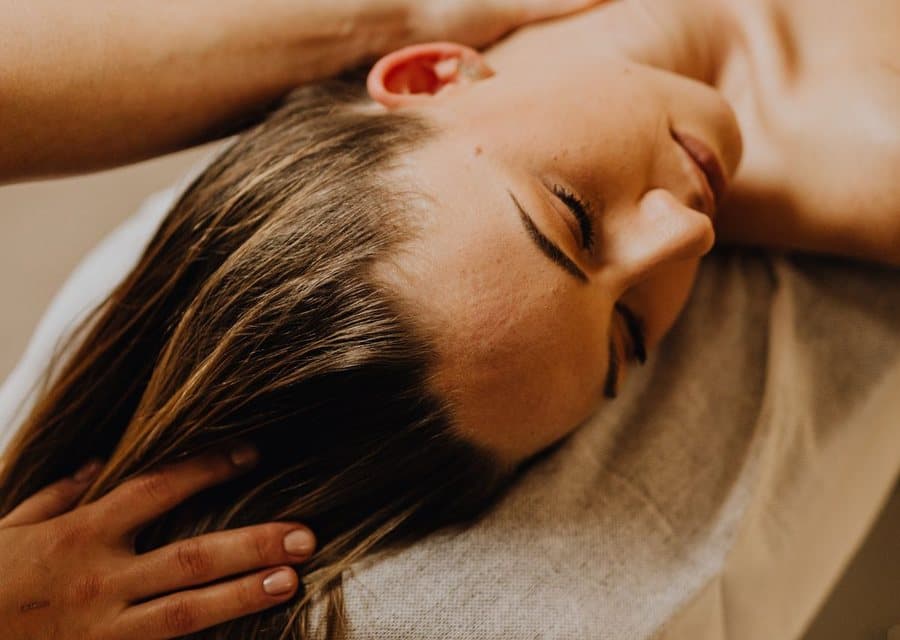 Massage de la nuque et de la tête, personne allongée, yeux fermés